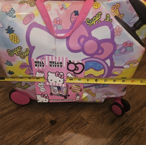 Hello Kitty Ride on Luggage - Picture 9 of 9